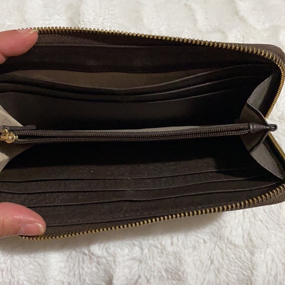 Michael kors  signature Jet set zip around ! - Picture 7 of 13